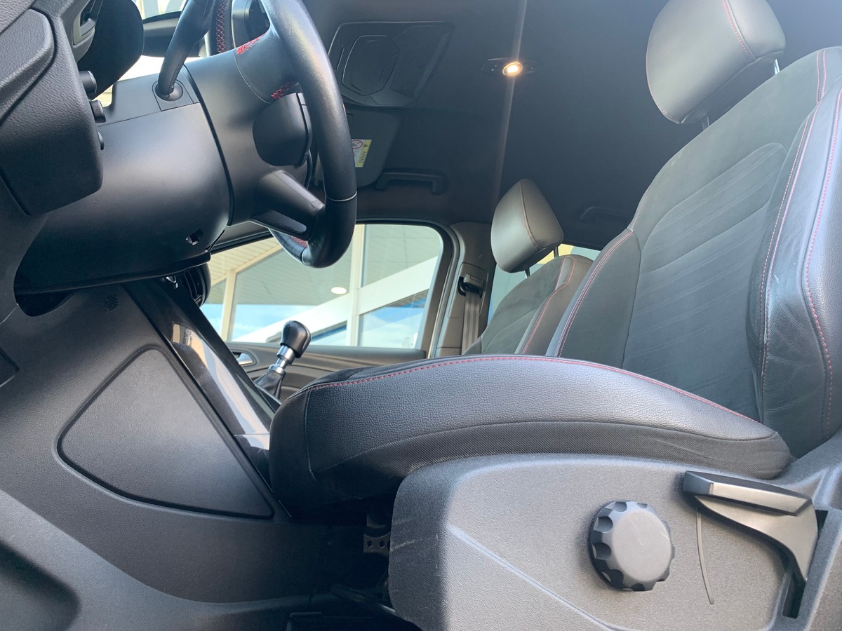 Ford Kuga 120 chevaux | St-Line | Caméra de recul | Attelage | GPS | Coffre assisté électriquement