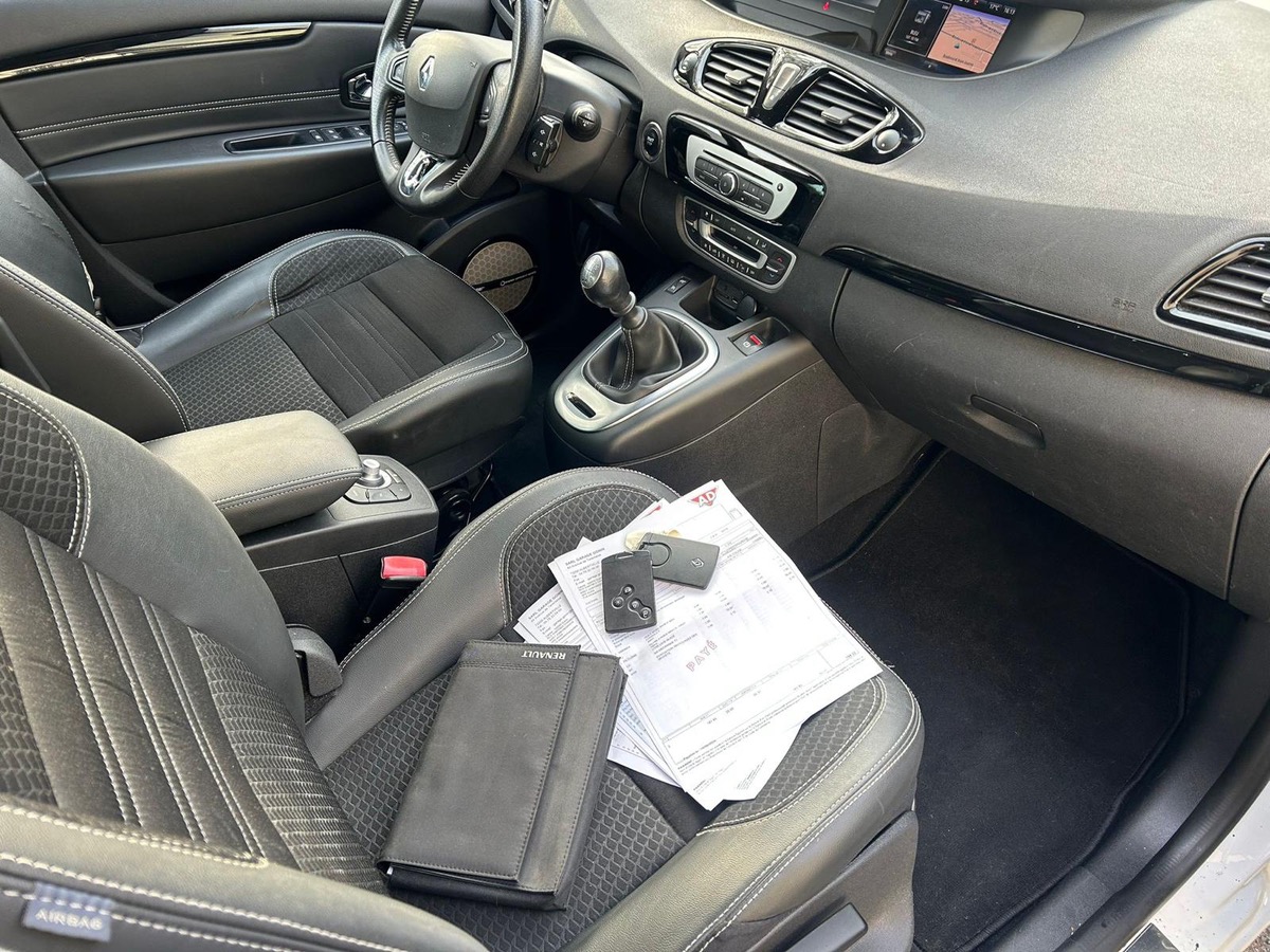 RENAULT Scenic 1.5 DCI 110 CV BOSE en 4XCARTE bleu