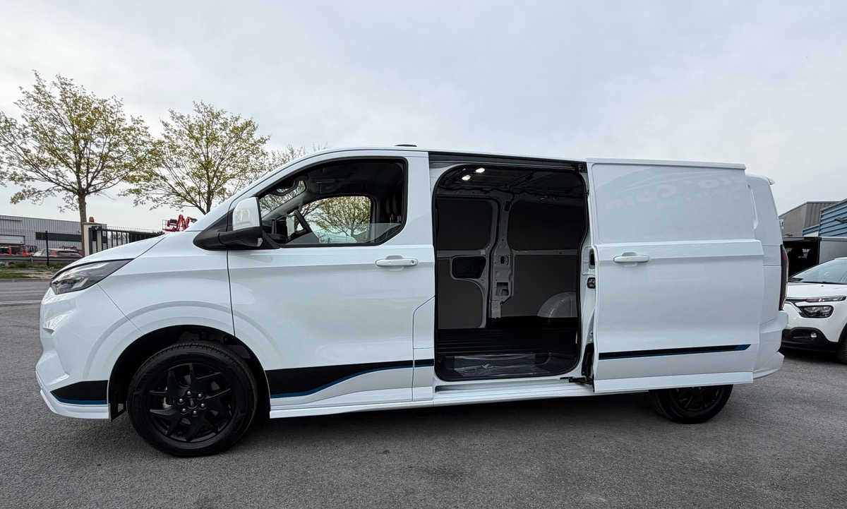 Ford TRANSIT CUSTOM 320 L2H1 2.0 TDCI 170CH BVA8 SPORT / TVA RÉCUPÉRABLE