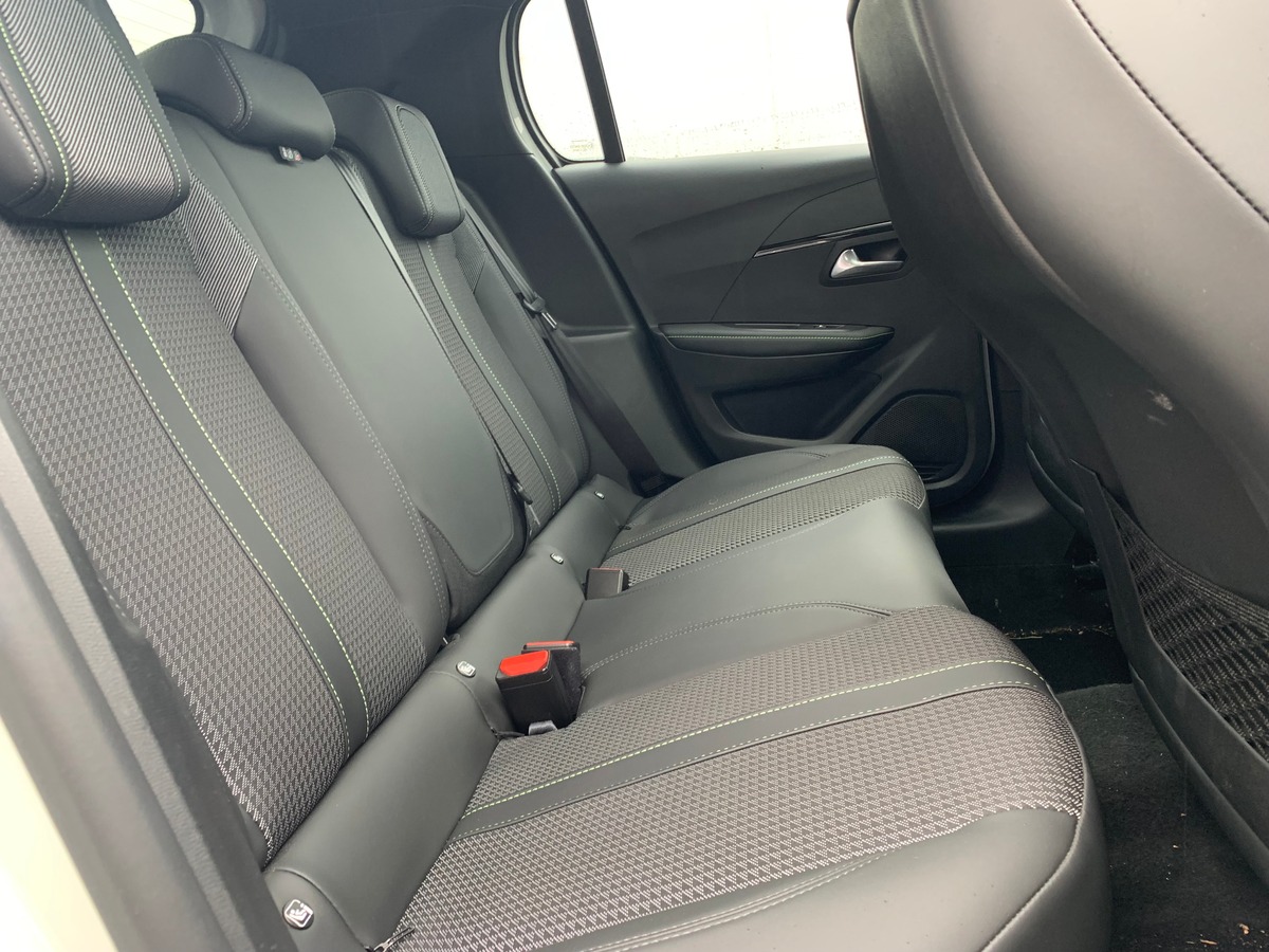 Peugeot 208 130 | GT | Toit panoramique | Caméra recul | Avertisseur angles morts | Apple car play