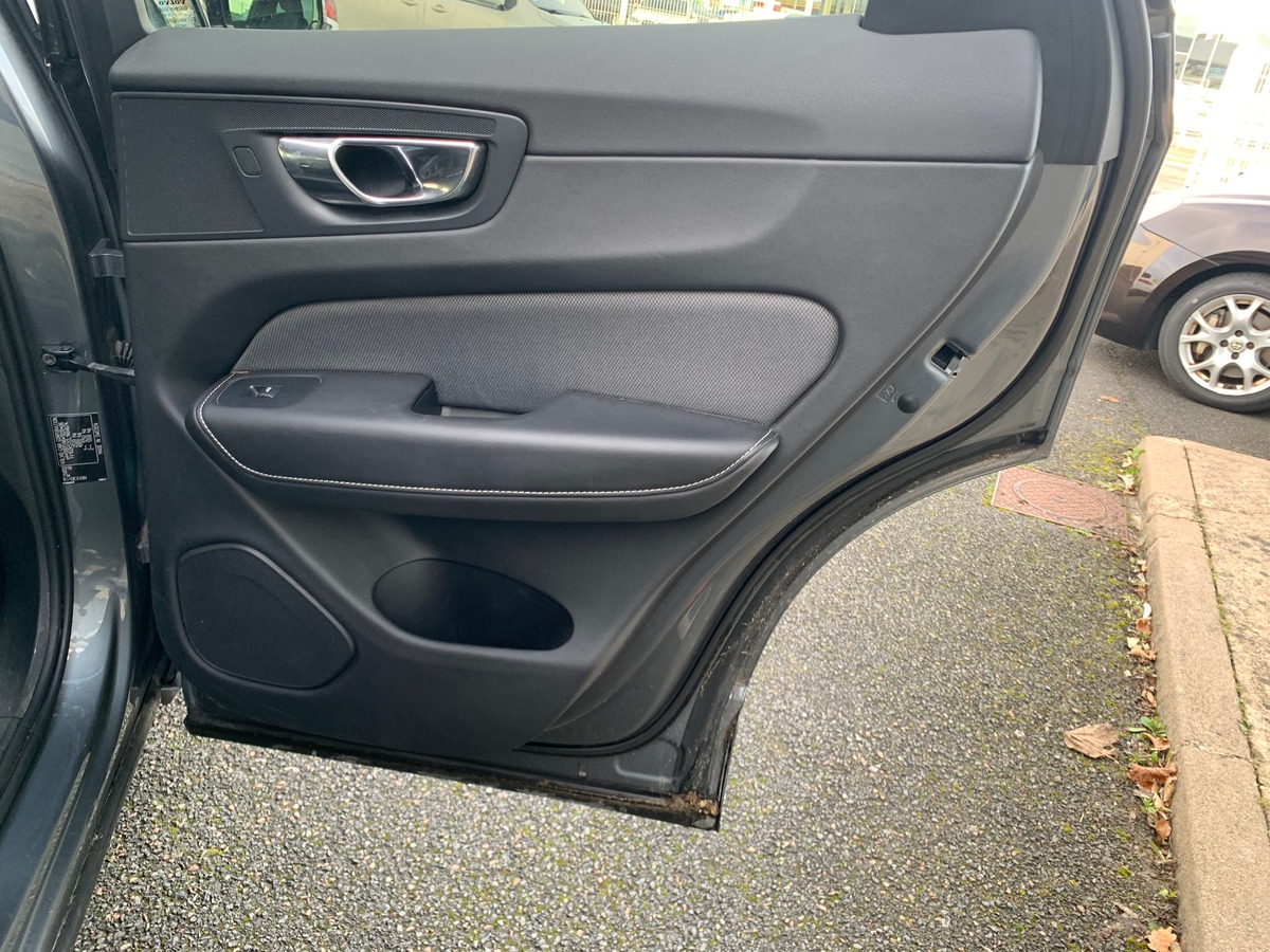 Volvo XC60 197 ch | R-design | Châssis Sport | Jantes Alu 21'' | Sièges Sport | Coffre électrique