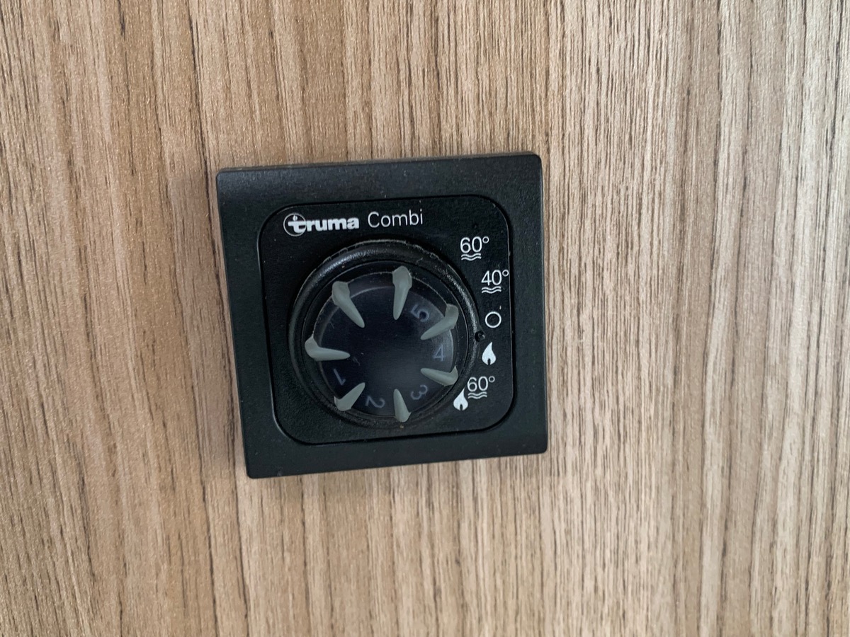 Capron A 140 ch | CAMERA DE RECUL |  LITS SUPPERPOSES | STORE EXTERIEUR | Climatisation manuelle