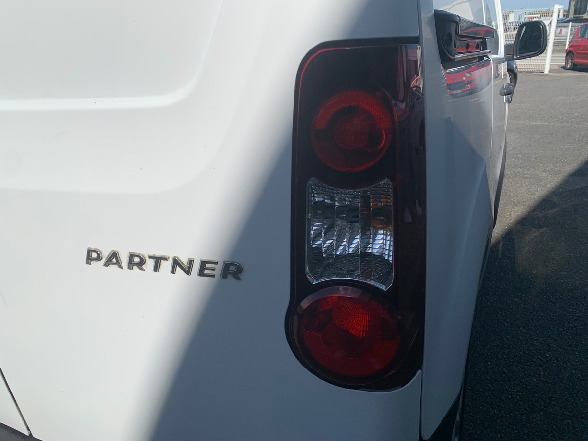 Peugeot Partner 90 chevaux | Régulateur de vitesse | Apple car play | GPS | Climatisation | 3 Places