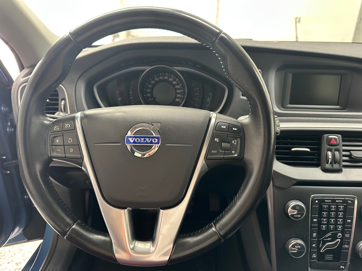 Volvo V40 T2 120CH MOMENTUM BVM6 ENTRETIEN COMPLET VOLVO / 1 ÈRE MAIN