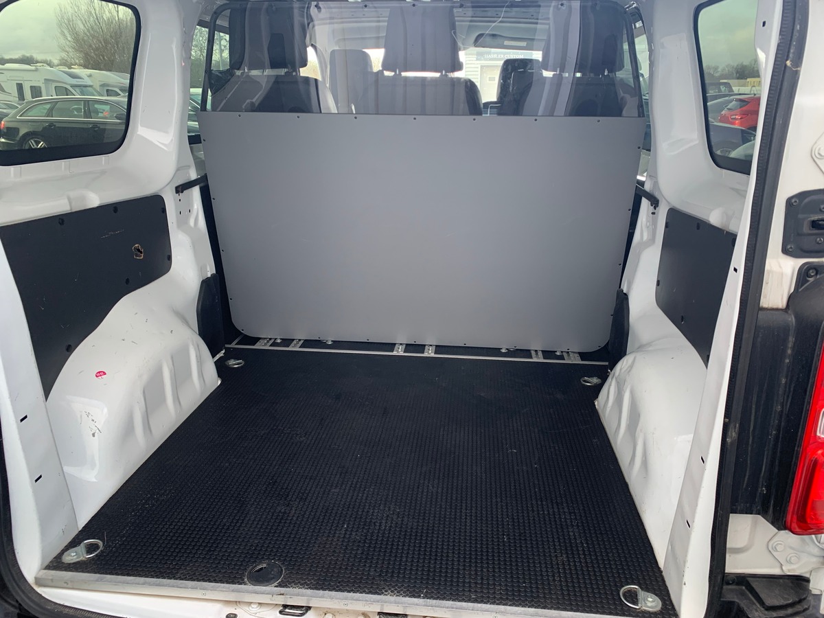 Peugeot Expert 120 ch | URBAN | EAT8 | 5 Places | Attelage | Régulateur de vitesse | Bluetooth