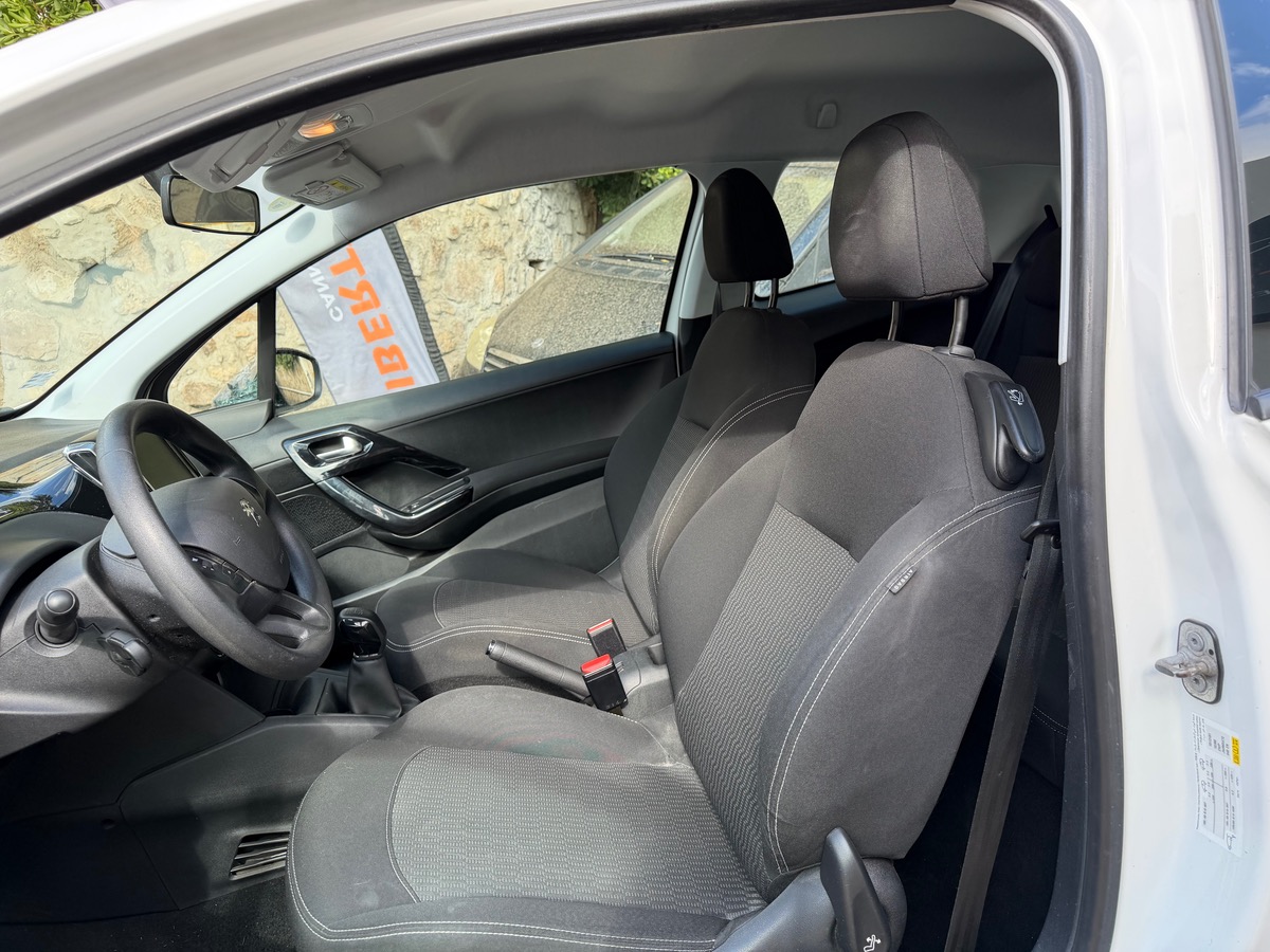 Peugeot 208 1.6 HDI 75 CV / Phase 2 / GPS / Climatisation / Carplay