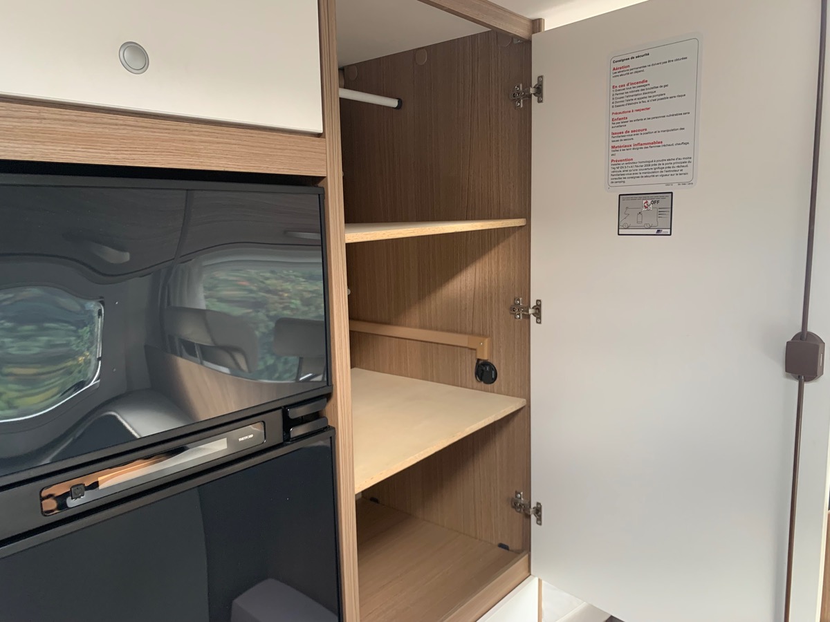 Capron A 140 ch | CAMERA DE RECUL |  LITS SUPPERPOSES | STORE EXTERIEUR | Climatisation manuelle