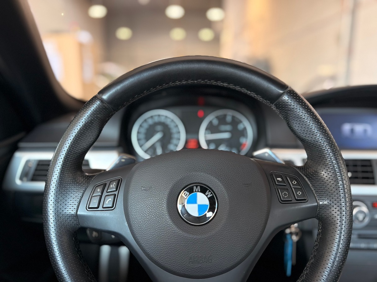 Bmw Série 3 Cabriolet Sport Design (E93) LCI 320d 2.0 d 184 cv Boîte auto - Sièges Alcantara