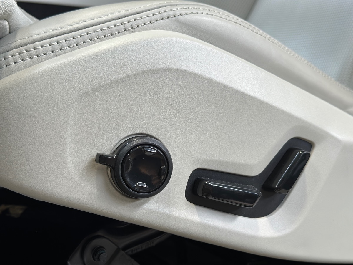 Volvo XC90 T8 Recharge Inscription Luxe AWD - 7 PLACES - 1ère Main - Attelage - FULL OPTIONS