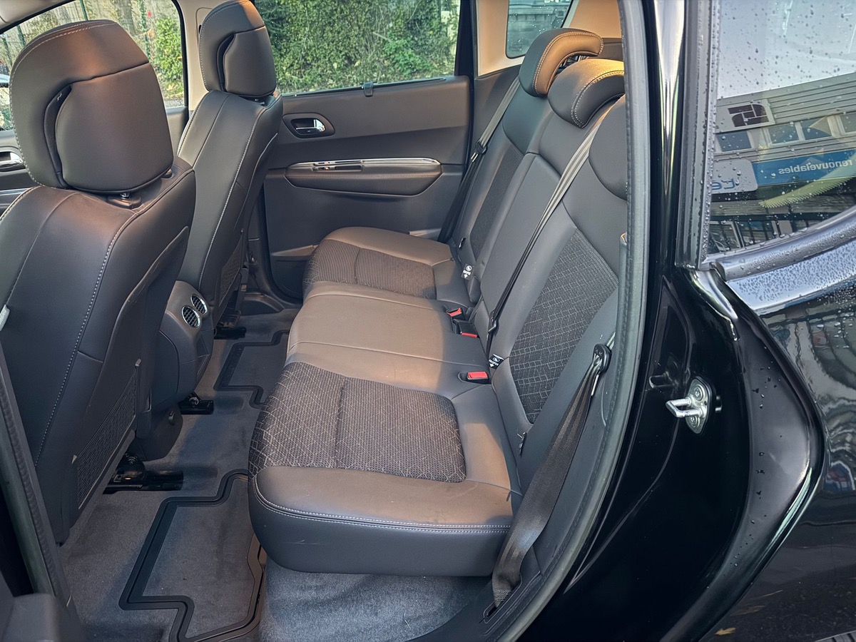 Peugeot 3008 1.6 HDI 115 CV 1er main allures en 4 Fois 