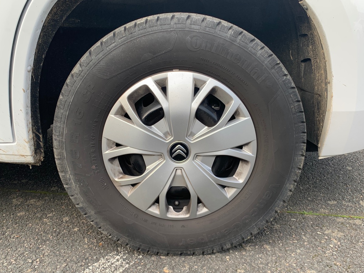 Capron A 140 ch | CAMERA DE RECUL |  LITS SUPPERPOSES | STORE EXTERIEUR | Climatisation manuelle