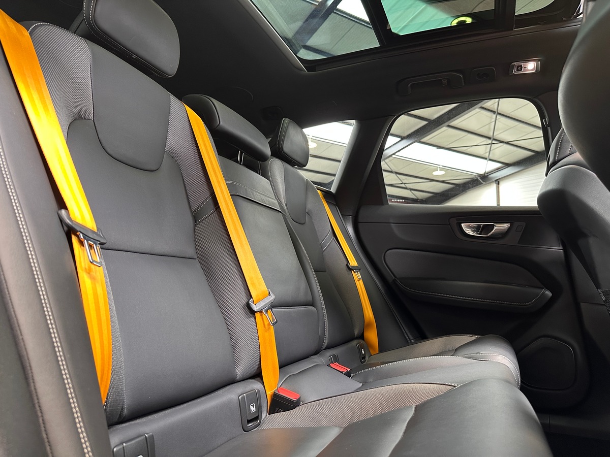 Volvo XC60 T8 AWD 318 + 87 POLESTAR Engineered Geartronic / ATTELAGE / HARMAN KARDON