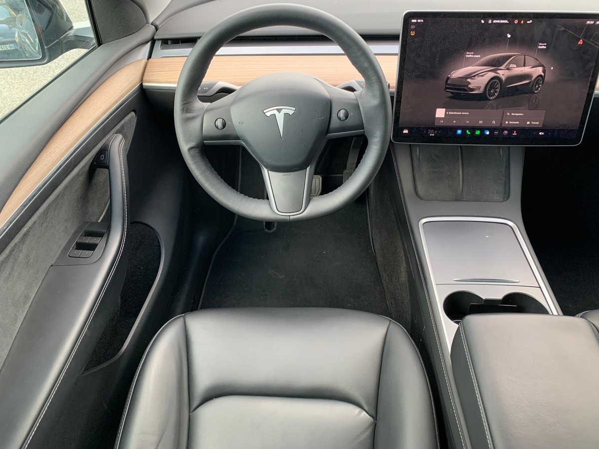 Tesla Model Y 275 chevaux | Premiére MAIN | Standard | Toit panoramique | Cuir | Siéges électriques