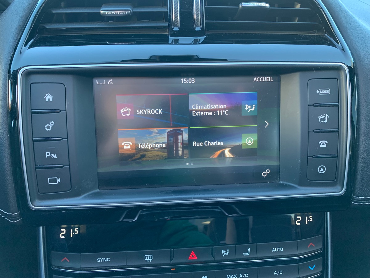 Jaguar XE 180 ch | Intérieur cuir | Toit ouvrant | Caméra de recul | GPS | Bluetooth