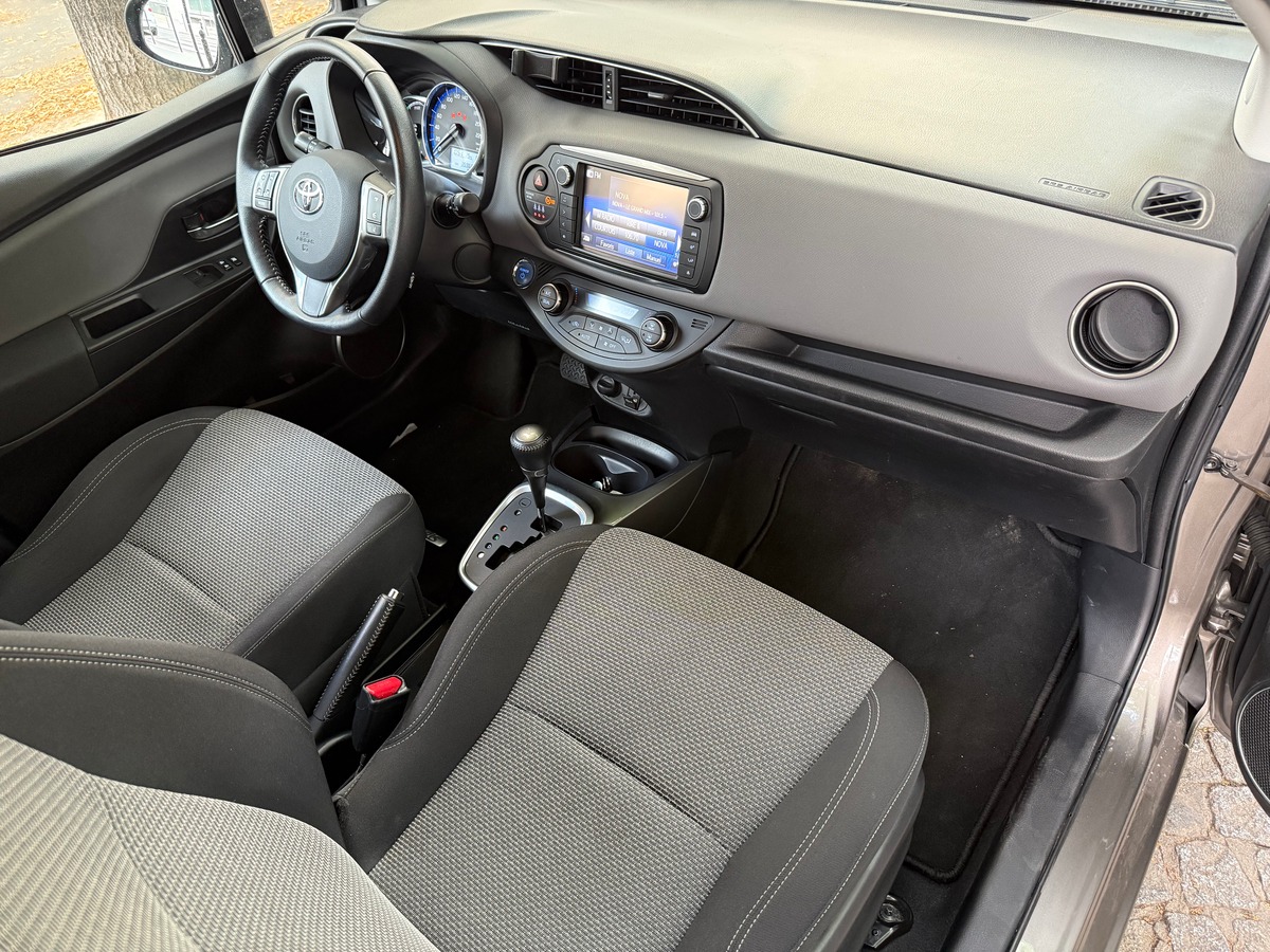 Toyota Yaris III Dynamic Business E-CVT 100h