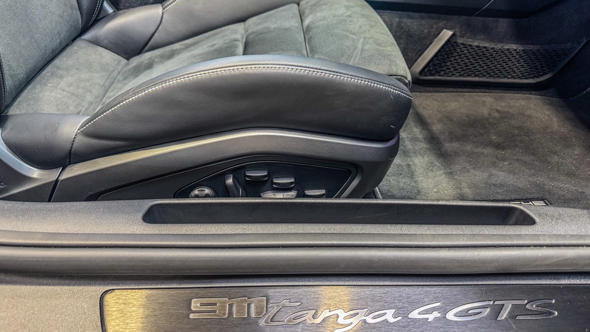 Porsche 911 992 TARGA 4 GTS