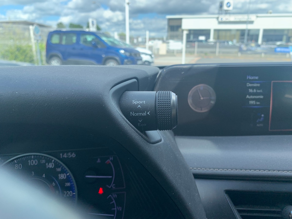 Lexus UX 250 | 184 ch | Pack Confort | Apple car Play | Caméra recul | Régulateur vitesse adaptatif