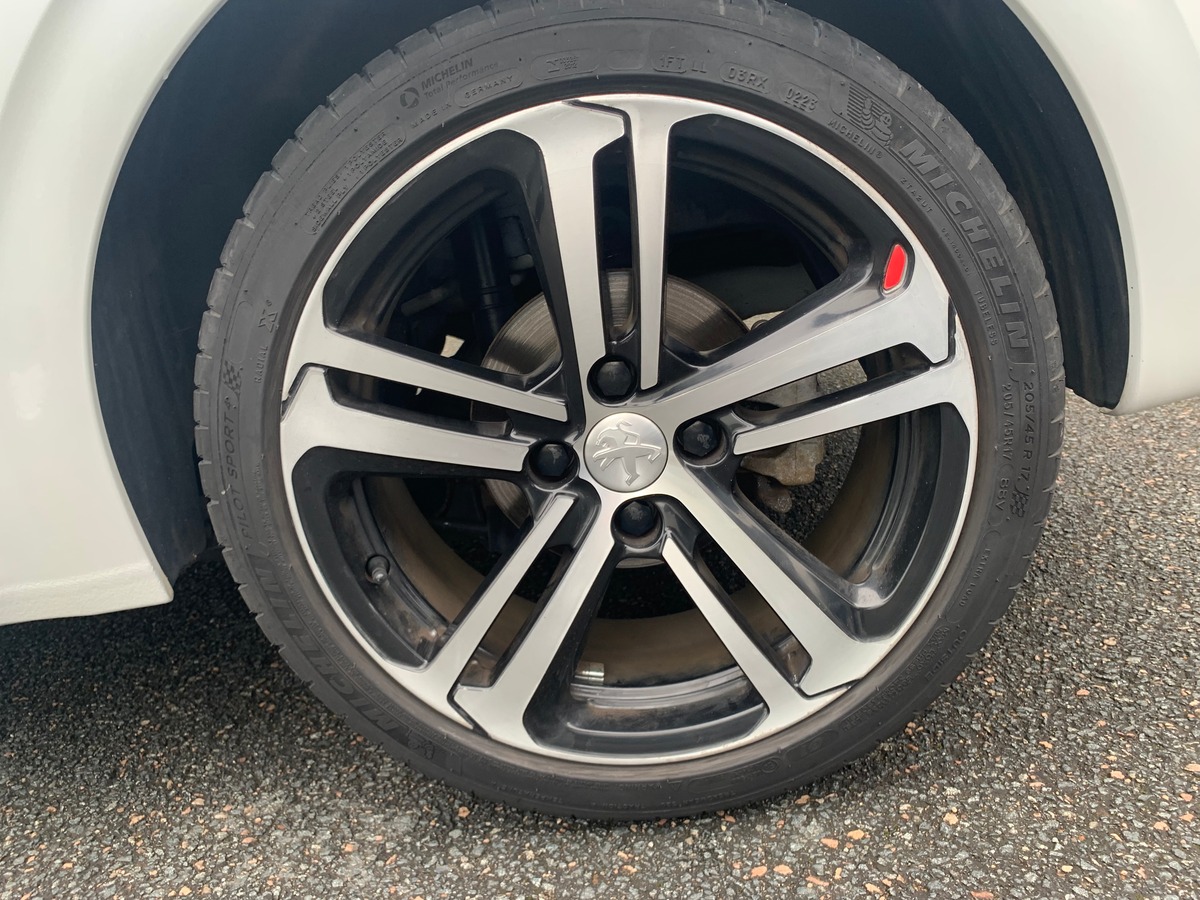 Peugeot 208 110 ch | GT Line | Régulateur de vitesse | Apple car Play Android Auto