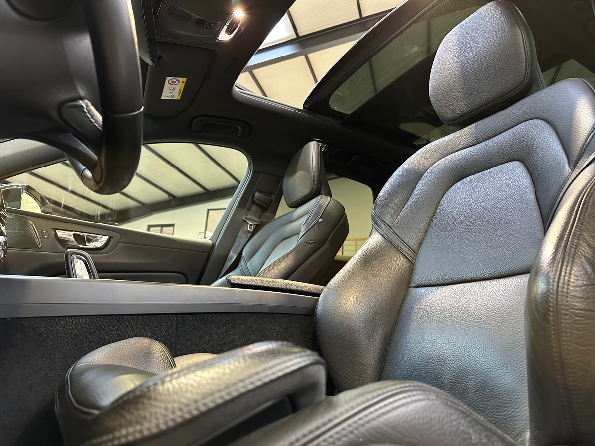 Volvo XC60 T8 R-Design 303 ch + 87 AWD Geartronic 8 / Attelage / Toit Ouvrant / Hifi HK