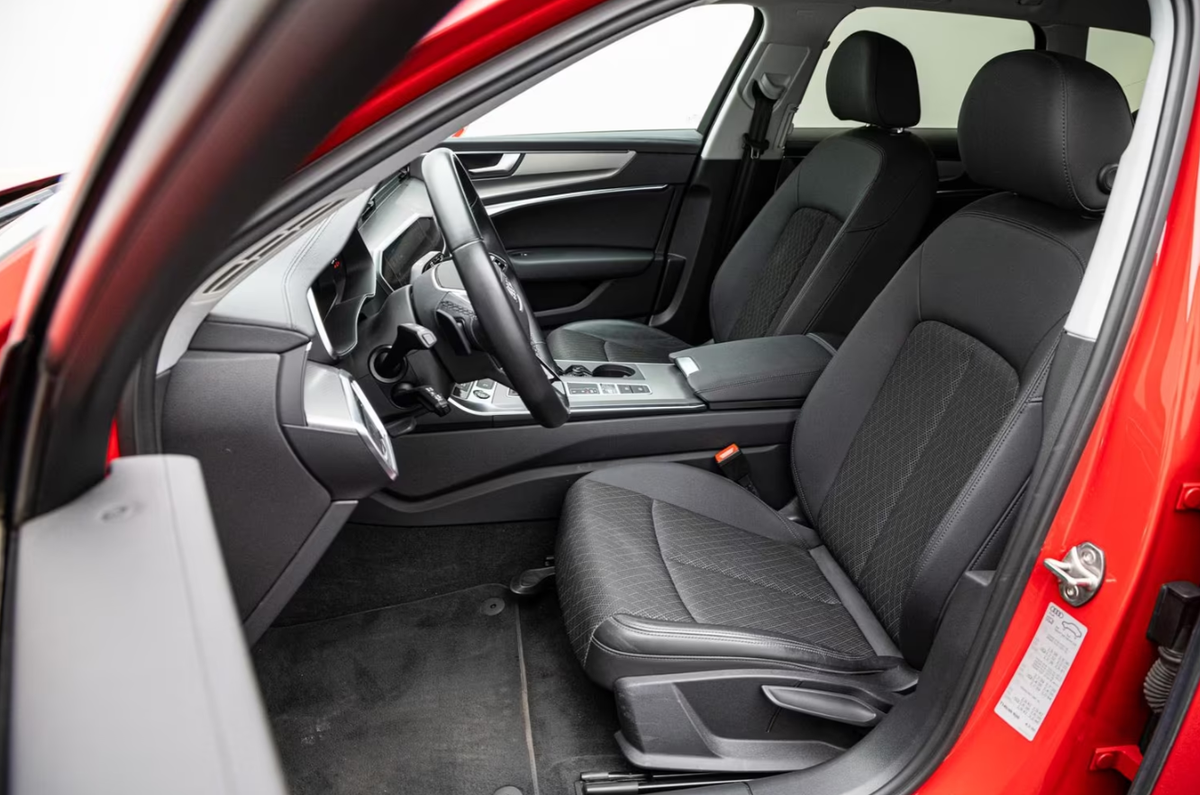 Audi A6 Avant V 55 TFSI 340ch S line quattro S tronic 7 Rouge tango Attelage