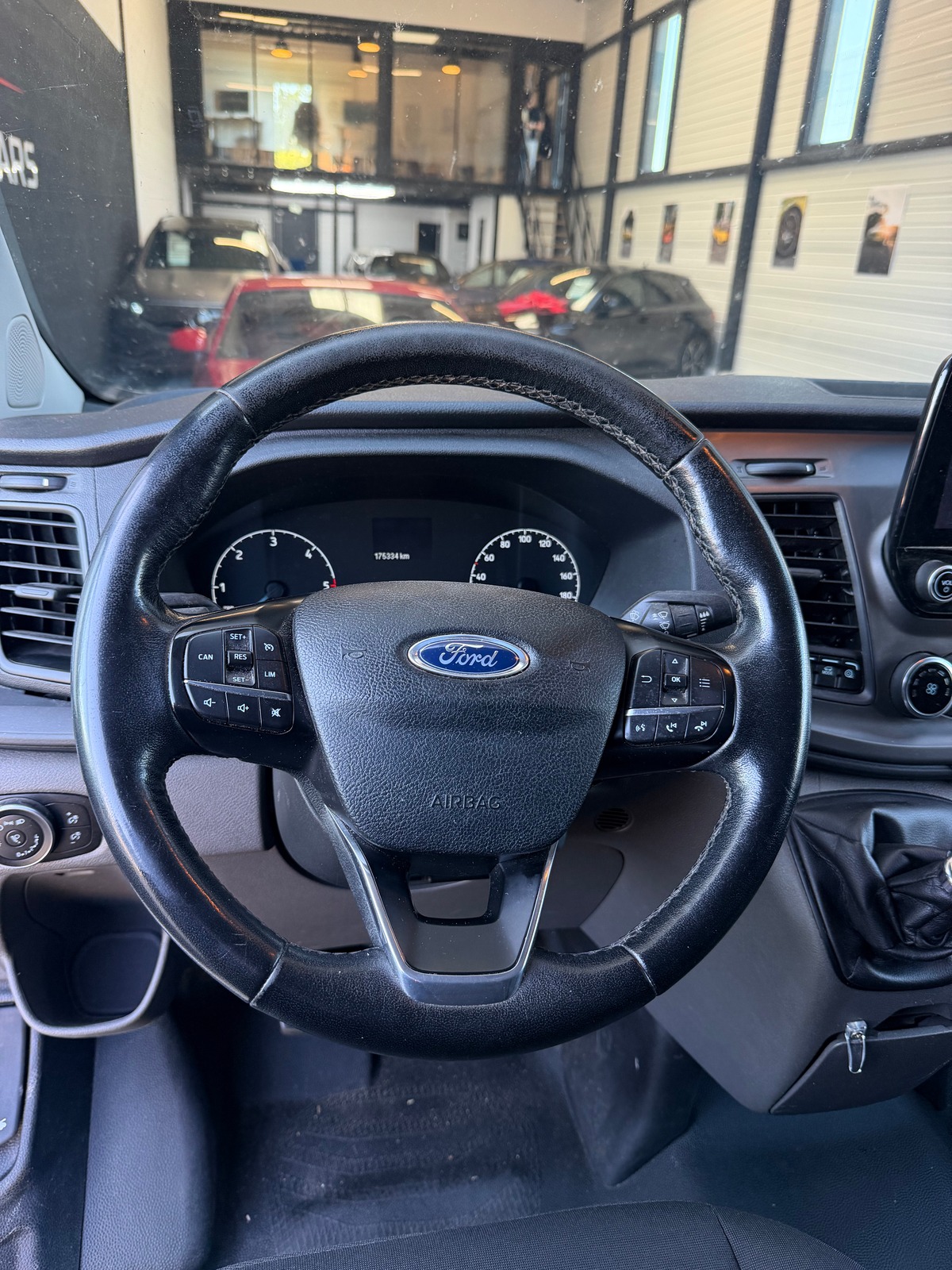 Ford TRANSIT CUSTOM 2.0 ECOBLUE 130 CH - 9 PLACES - ATTELAGE
