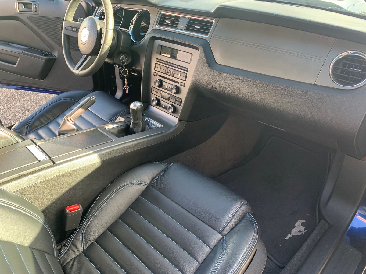 Ford Mustang 304 chevaux | V6 3.7L | Intérieur CUIR | Couleur Bleu Kona | Boite manuelle 6 vitesses