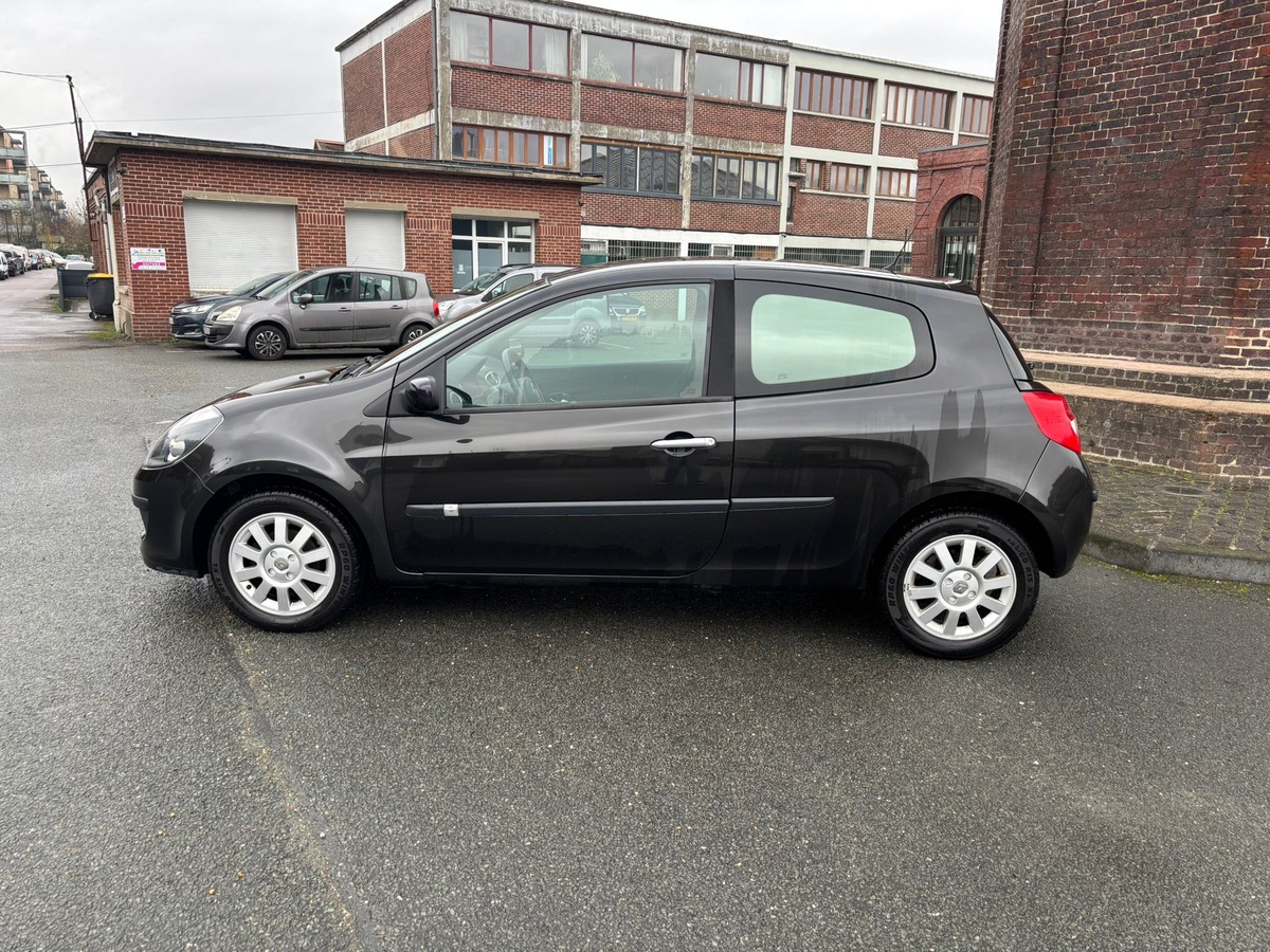 RENAULT Clio III 1.6 Dynamique - VENTE A MARCHAND