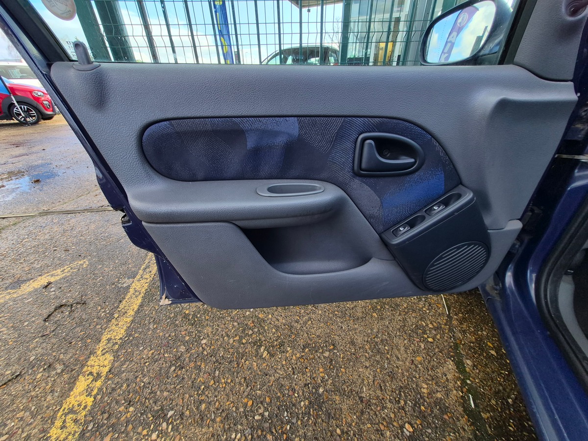 RENAULT Clio II 1.4 RTE 5 PORTES