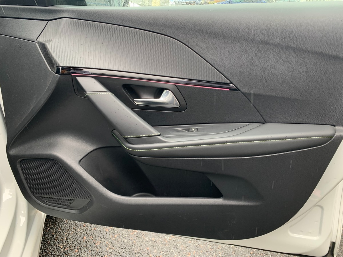 Peugeot 208 130 | GT | Toit panoramique | Caméra recul | Avertisseur angles morts | Apple car play