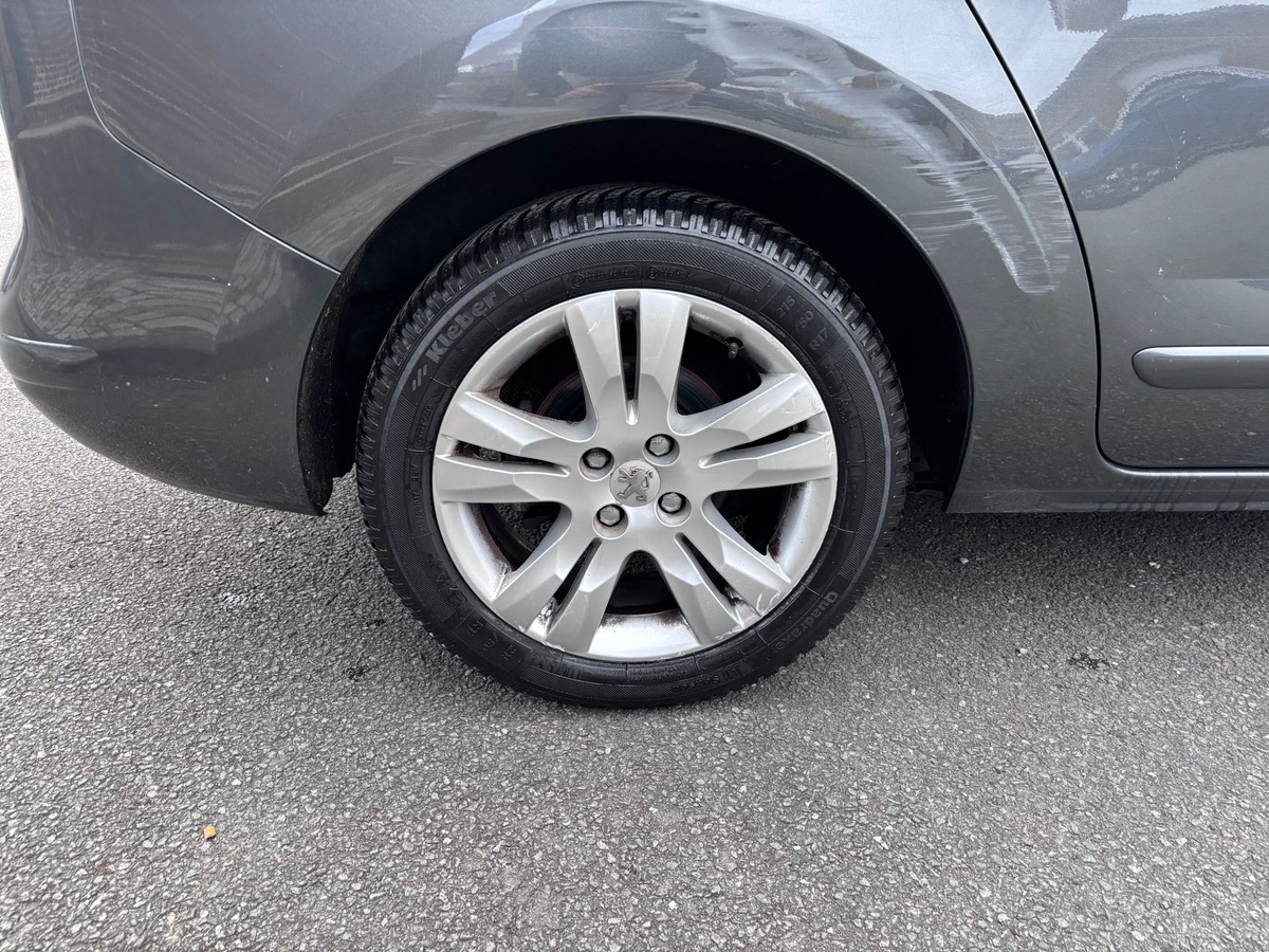 Peugeot 5008 7 places 1.6 HDi 110 Premium Pack - Distribution neuve - Garantie
