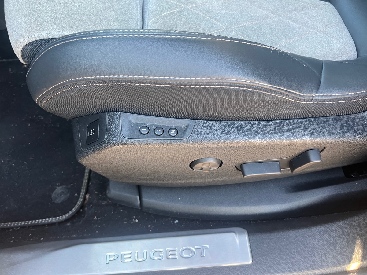 Peugeot 3008 HYbrid4 300cv GT EAT8, SUIVI COMPLET PEUGEOT, TOIT OUVRANT, SIEGES CHAUFFANTS/ MASSANTS