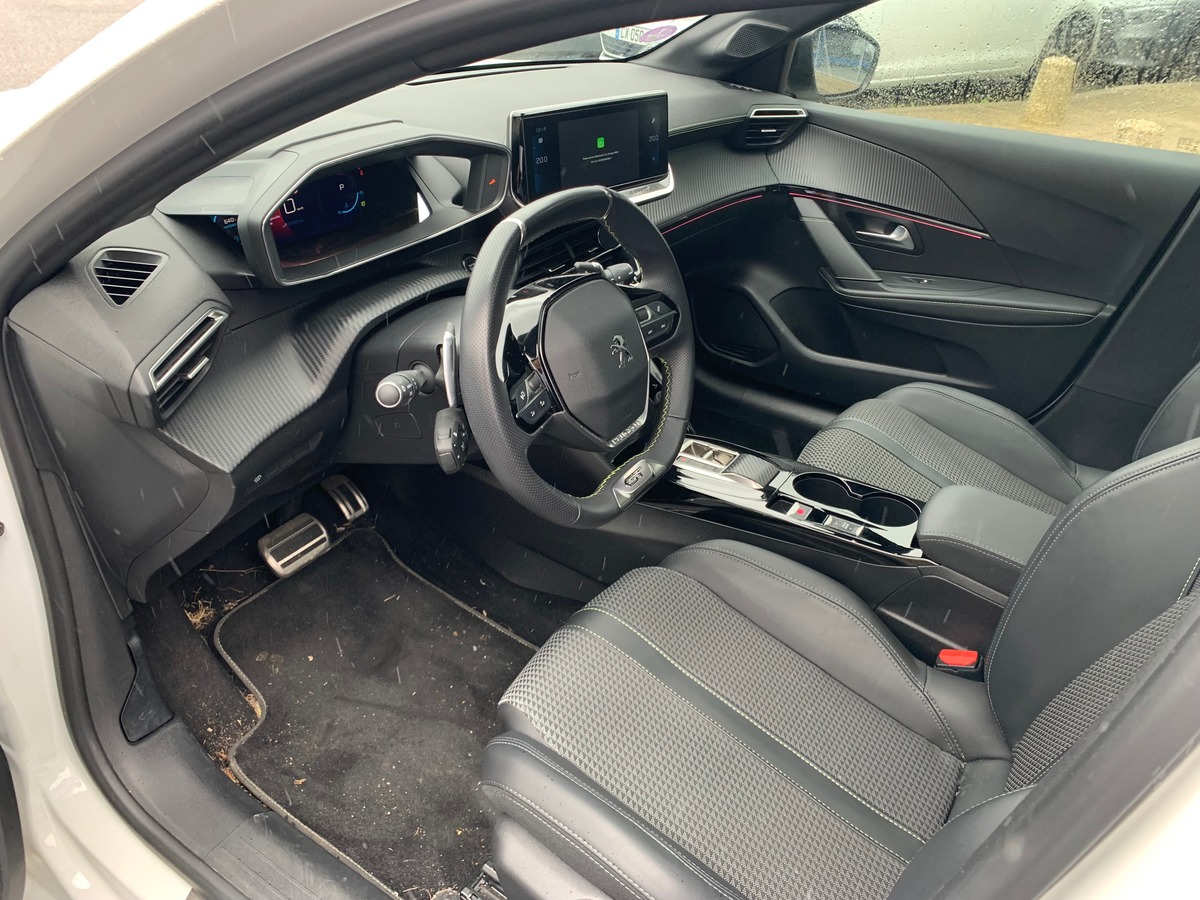 Peugeot 208 130 | GT | Toit panoramique | Caméra recul | Avertisseur angles morts | Apple car play