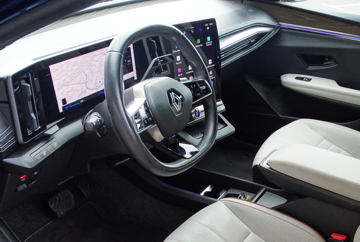 RENAULT MEGANE-E V E-TECH Ev60 220 Ch  ICONIC / SELLERIE BLANCHE / HARMAN KARDON / CARPLAY