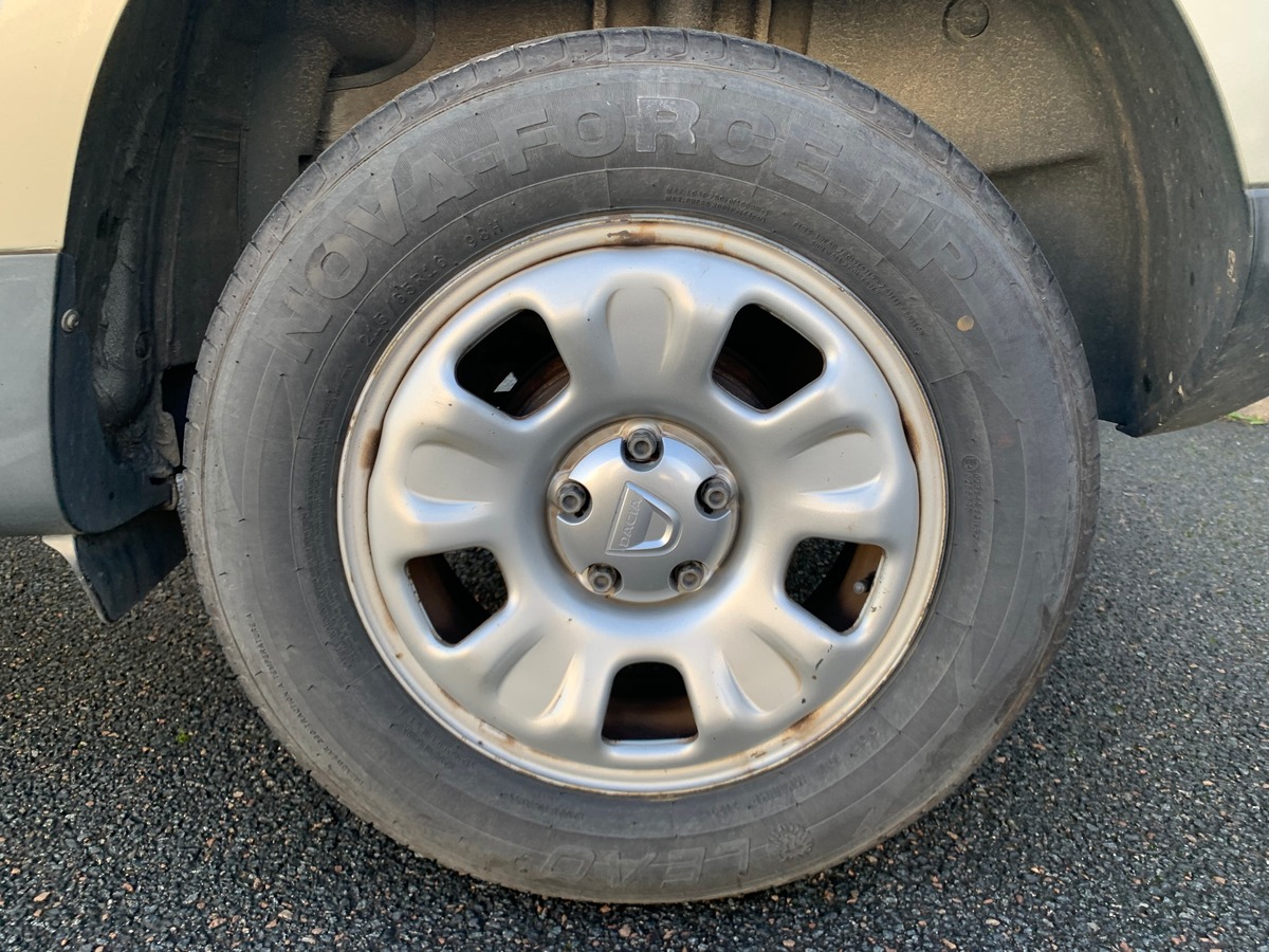 Dacia Duster 105 ch | Laureate | Bioethanol | Roue secours | Climatisation | Radio mono-CD MP3