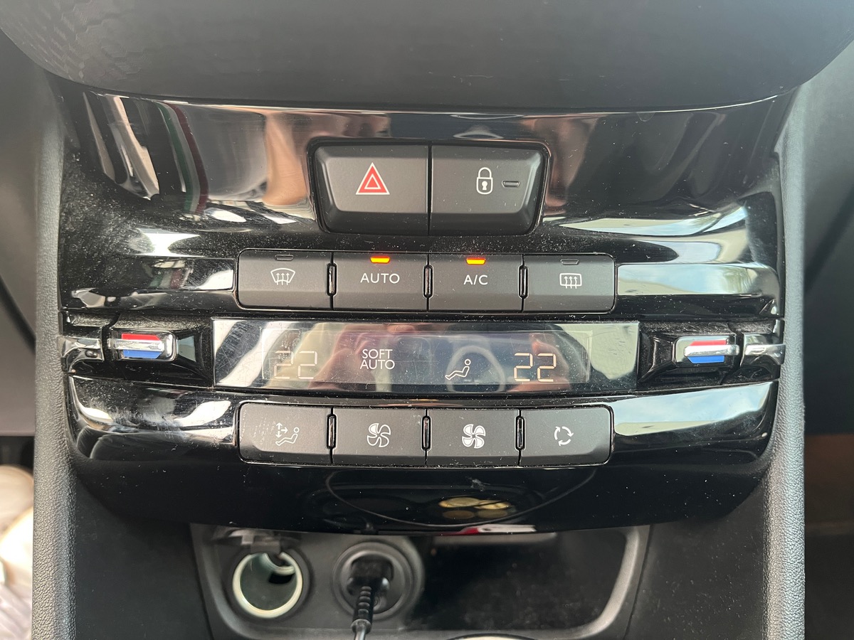Peugeot 208 1.6 BlueHDI 100ch ALLURE 3P, Courroie de distribution OK, CarPlay, Caméra de recul, GPS