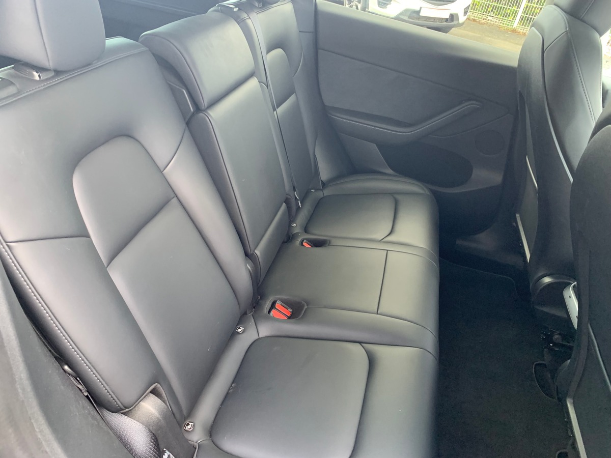 Tesla Model Y 275 chevaux | Premiére MAIN | Standard | Toit panoramique | Cuir | Siéges électriques