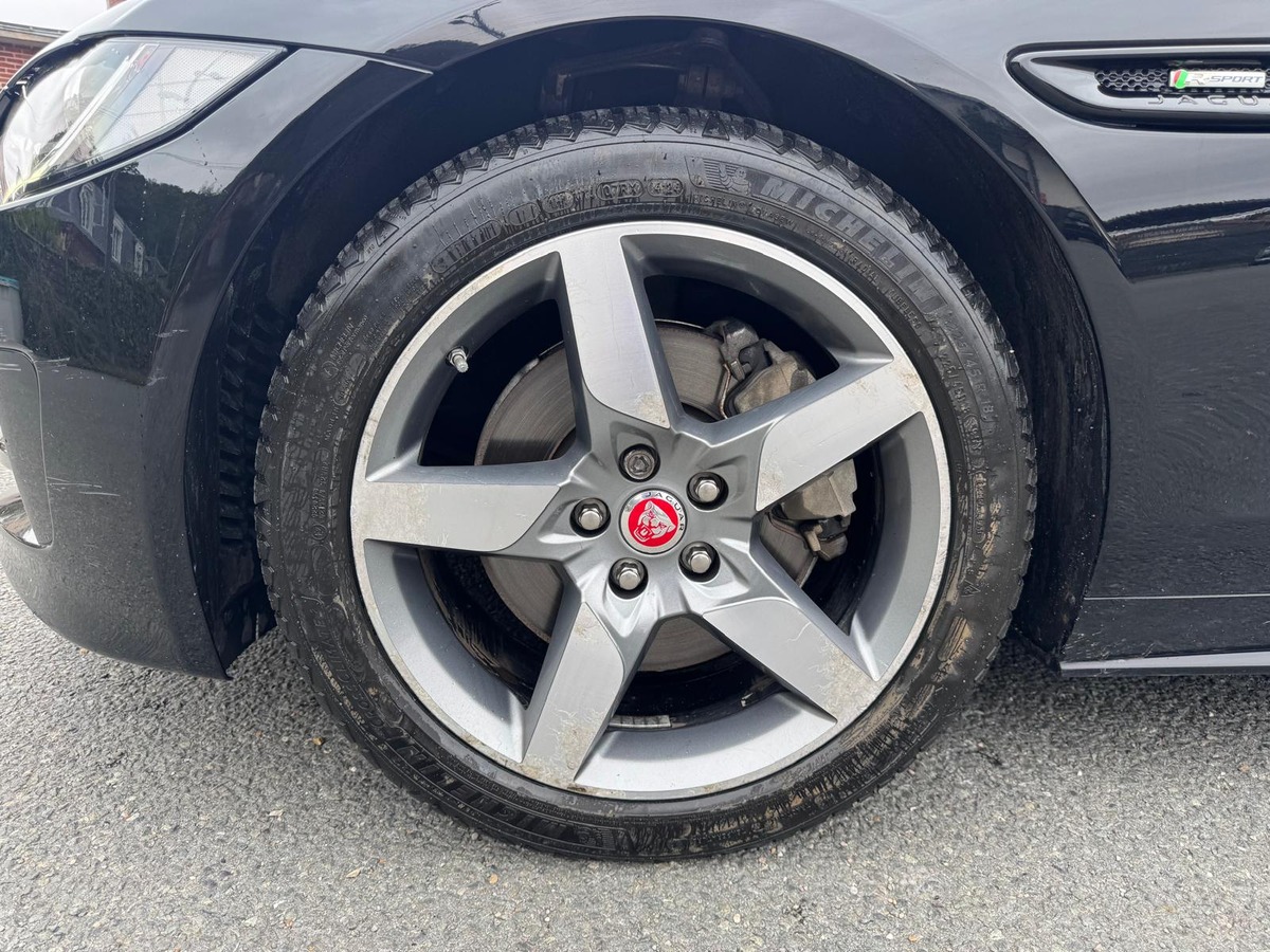 Jaguar XE 2.0 200CV R-Sport - Boite automatique