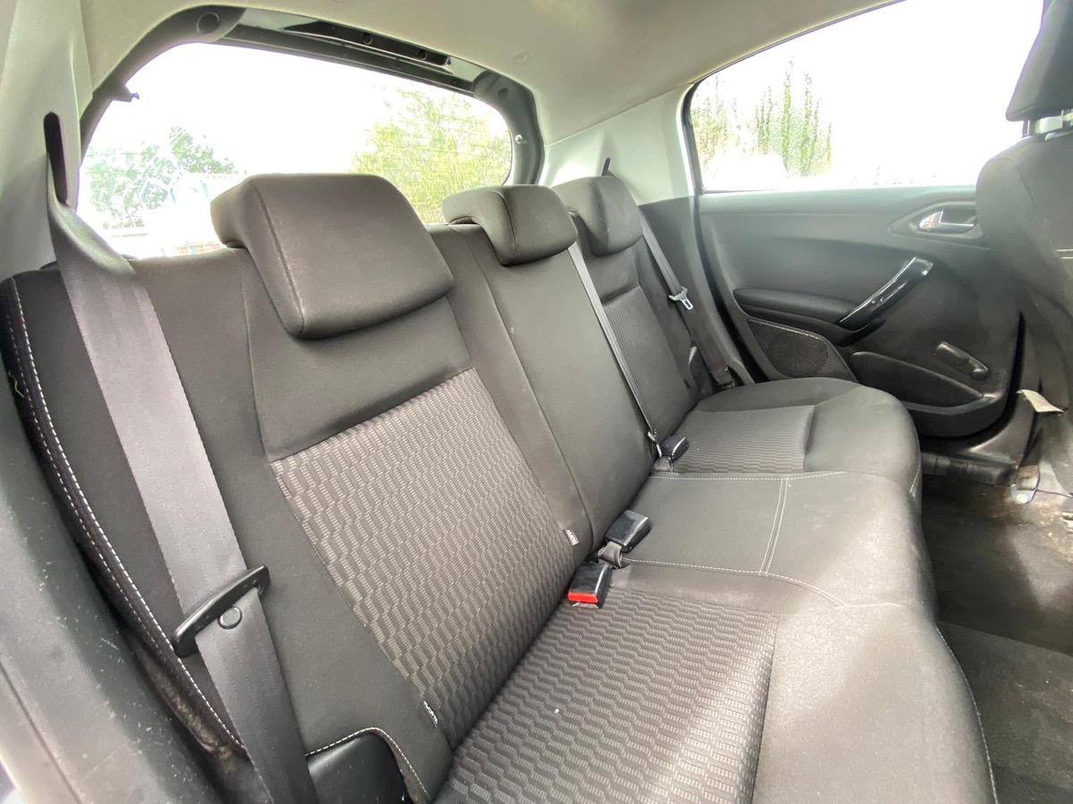 Peugeot 208 1.6 hdi 100cv 1ere main bon état général 