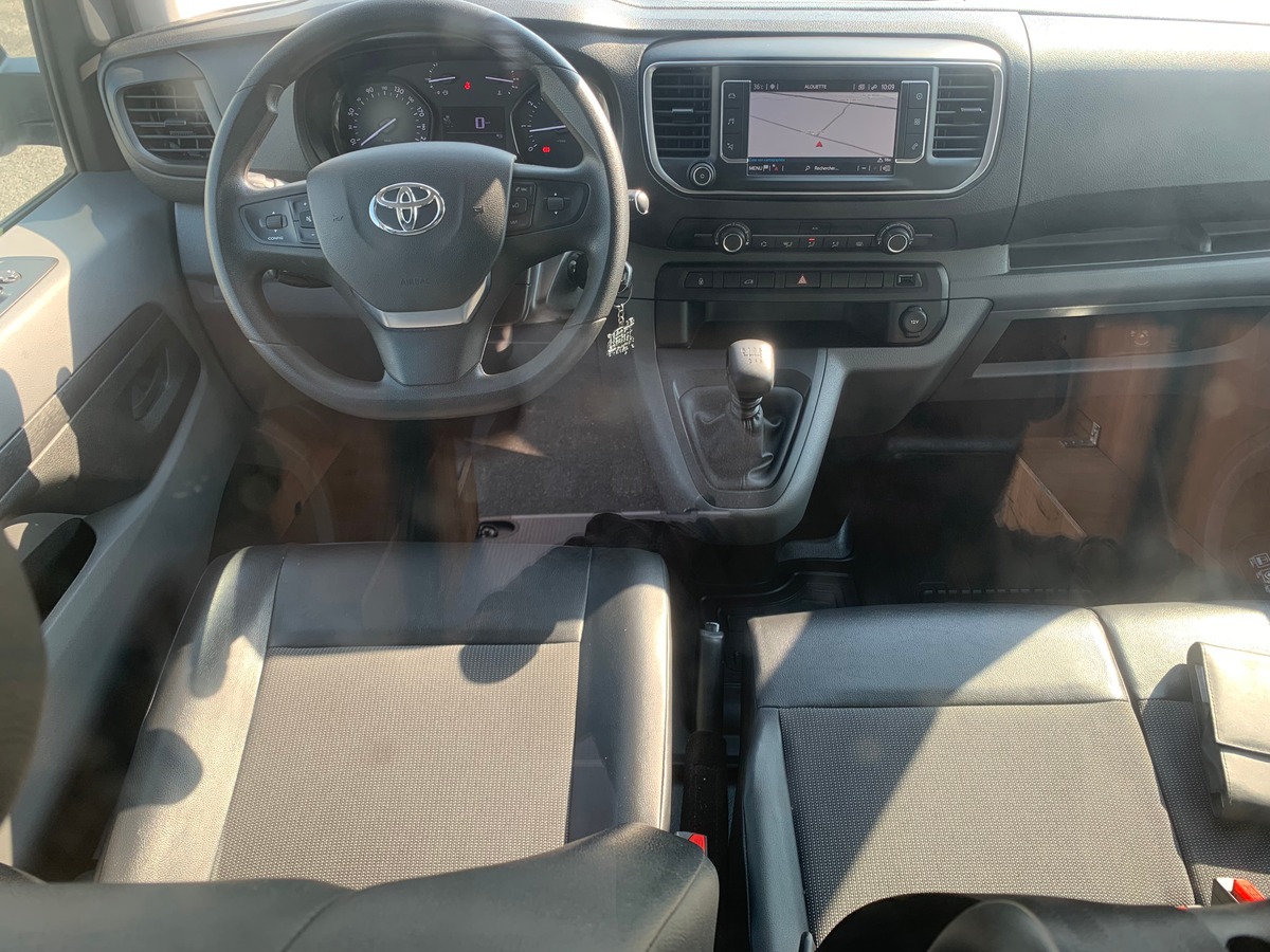 Toyota ProAce 122 ch | Business | Medium | 3 Places | Régulateur vitesse | GPS | Bluetooth | Radar