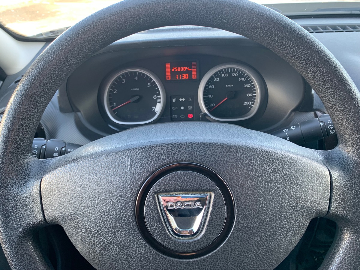 Dacia Duster 105 ch | Laureate | Bioethanol | Roue secours | Climatisation | Radio mono-CD MP3