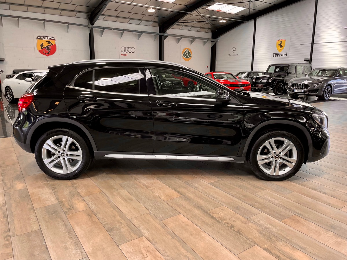 Mercedes-Benz GLA* 220d Sensation 4Matic 7G-DCT c