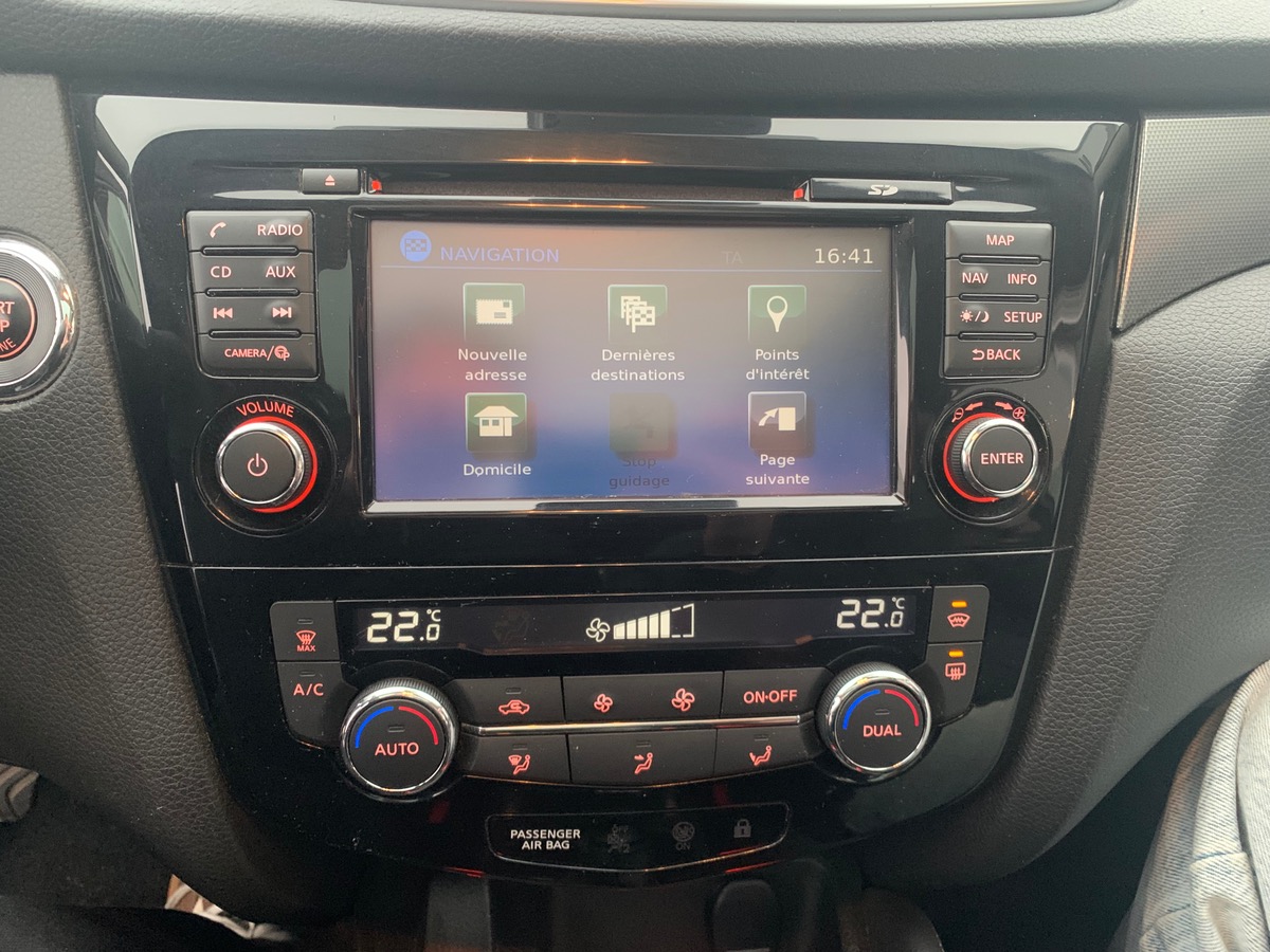 Nissan Qashqai 130 ch | Tekna | Toit Panoramique | Caméra 360° | GPS | Attelage | Barres de Toit