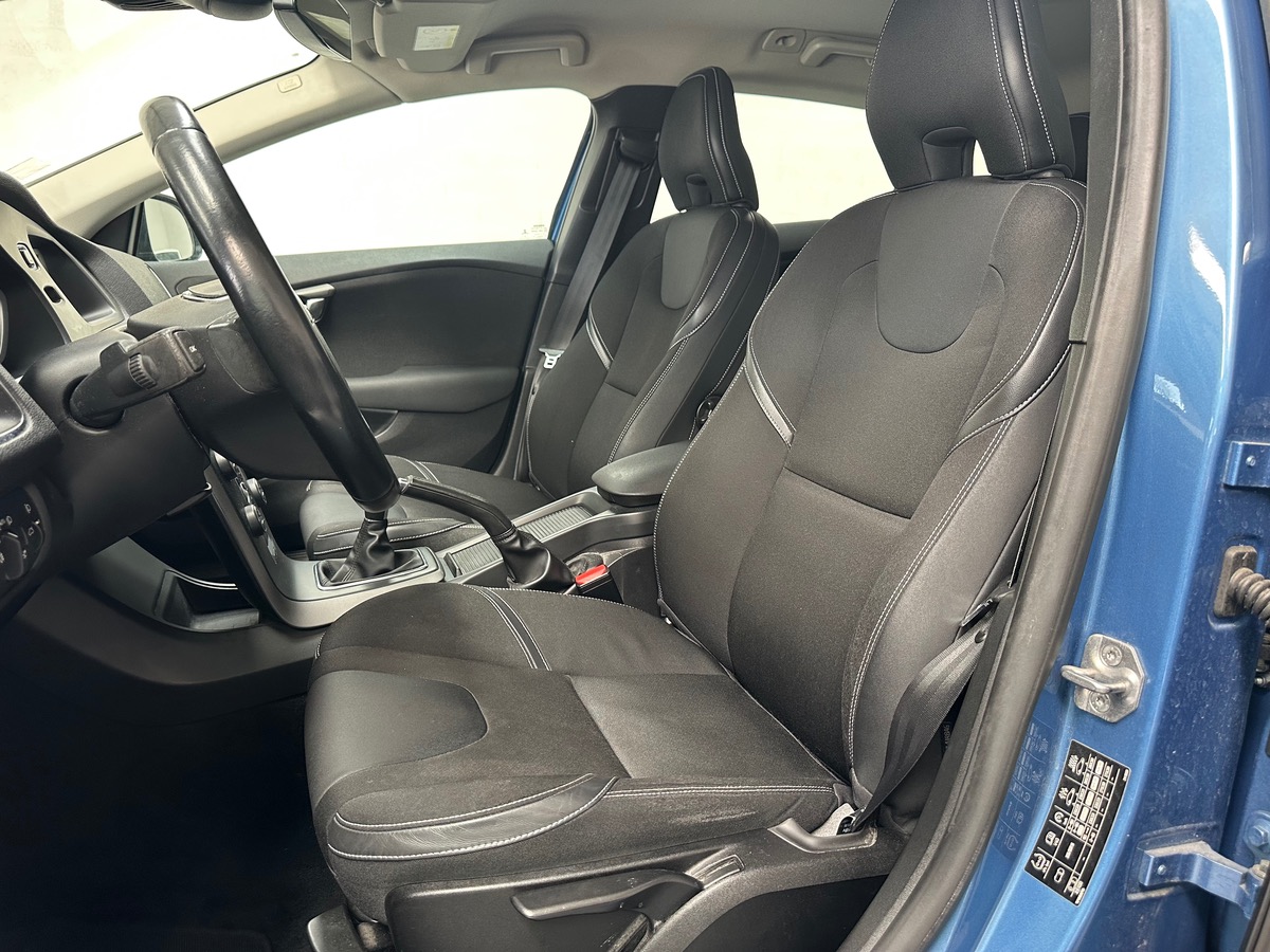 Volvo V40 T2 120CH MOMENTUM BVM6 ENTRETIEN COMPLET VOLVO / 1 ÈRE MAIN