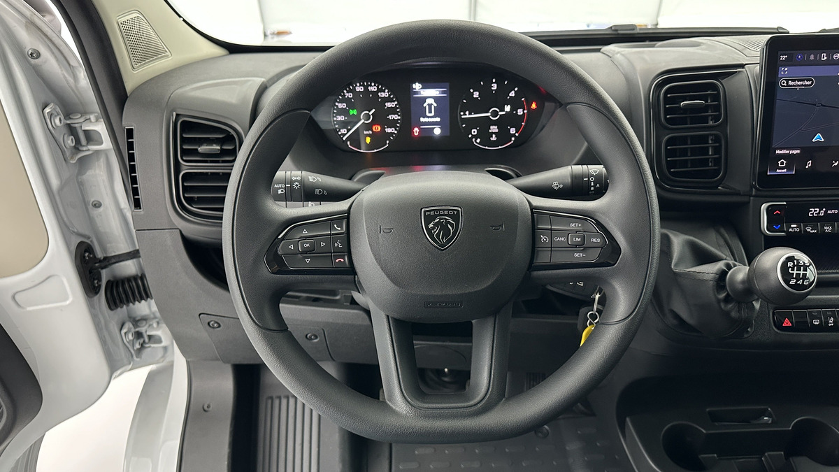 Peugeot Boxer L2H2 3.3 2.2 BlueHDi 140 chevaux | 26100 euros HT | Aide au stationnement arrière