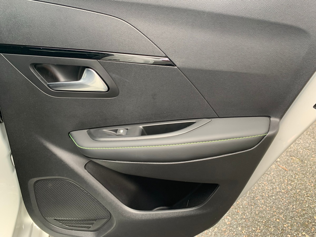 Peugeot 208 130 | GT | Toit panoramique | Caméra recul | Avertisseur angles morts | Apple car play