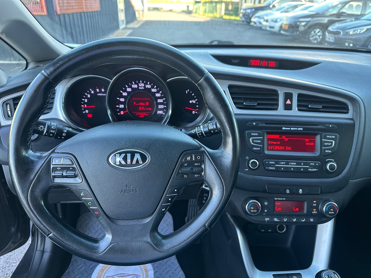 Kia Ceed 1.6 CRDI 128 Ch Premium Pack/TOIT OUVRANT PANORAMIQUE /1ère Main-SUIVI