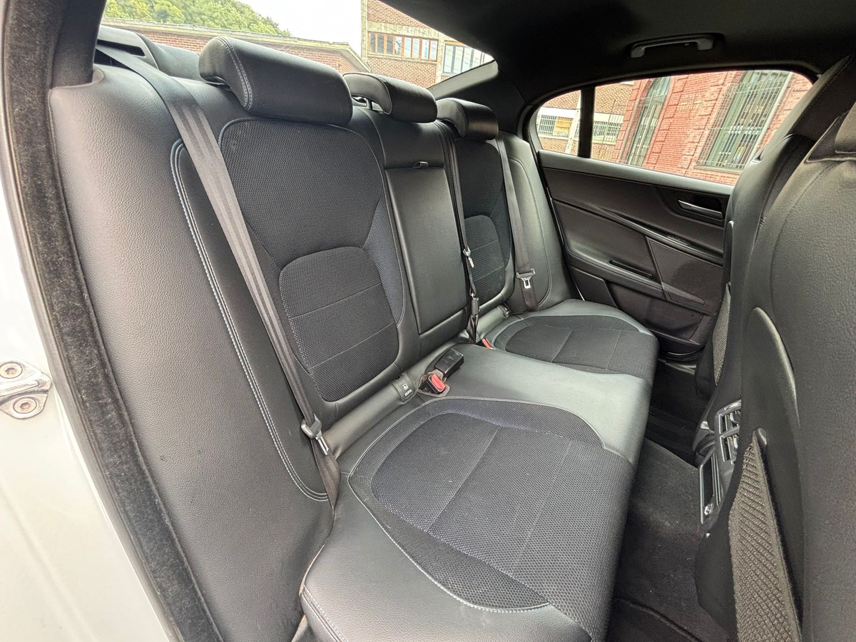 Jaguar XE 2.0D 180 R-SPORT BVA