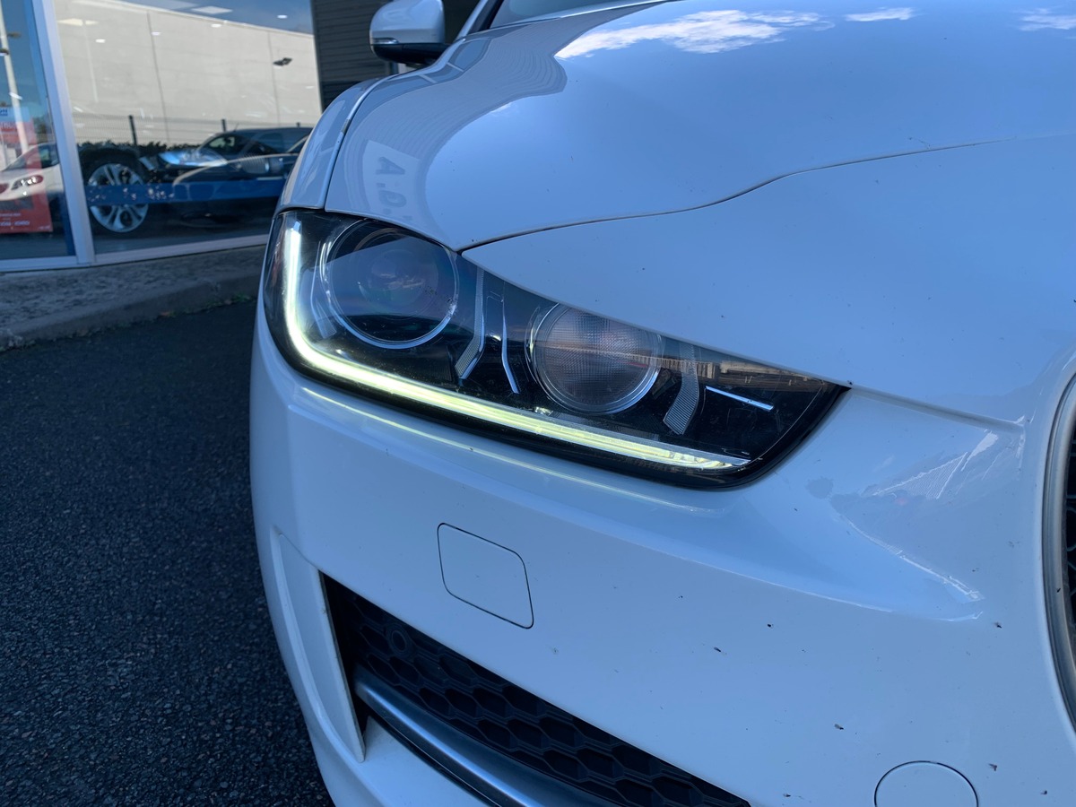 Jaguar XE 180 ch | Intérieur cuir | Toit ouvrant | Caméra de recul | GPS | Bluetooth