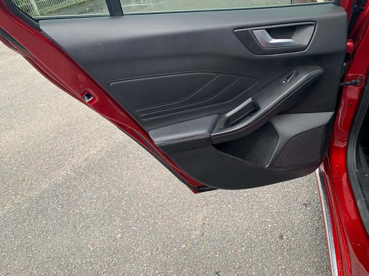 Ford FOCUS SW 120 ch | Vignale | Toit ouvrant panoramique | Apple car play Android auto | Attelage