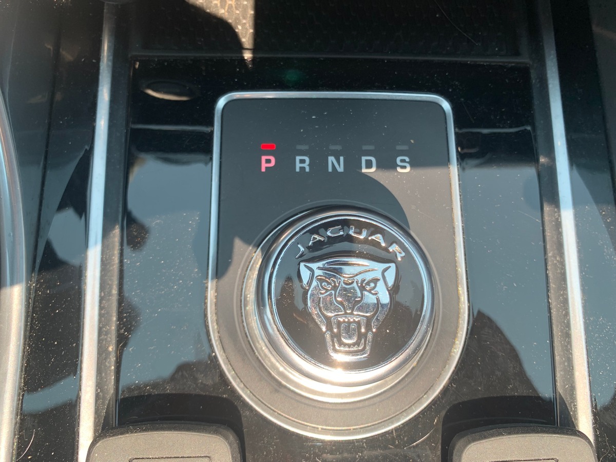 Jaguar XE 240 chevaux | R Sport | GPS | Régulateur de vitesse | Toit ouvrant | Audio MERIDIAN | Cuir
